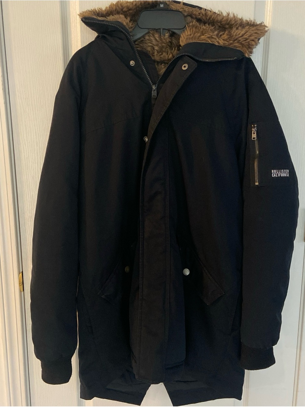 Hollister Men's Black Parka with Brown Faux-Fur Trim